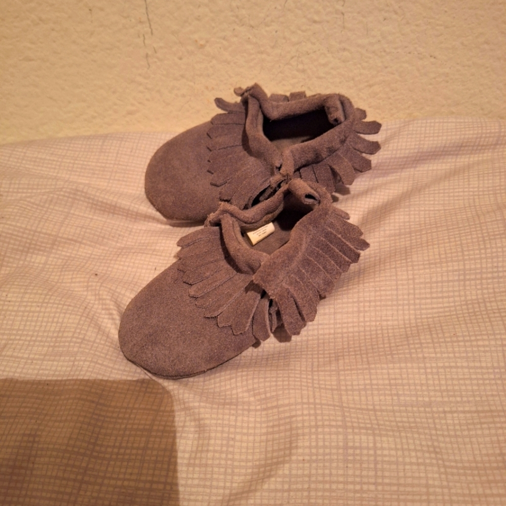 Bear paw moccasins size 4 grey
